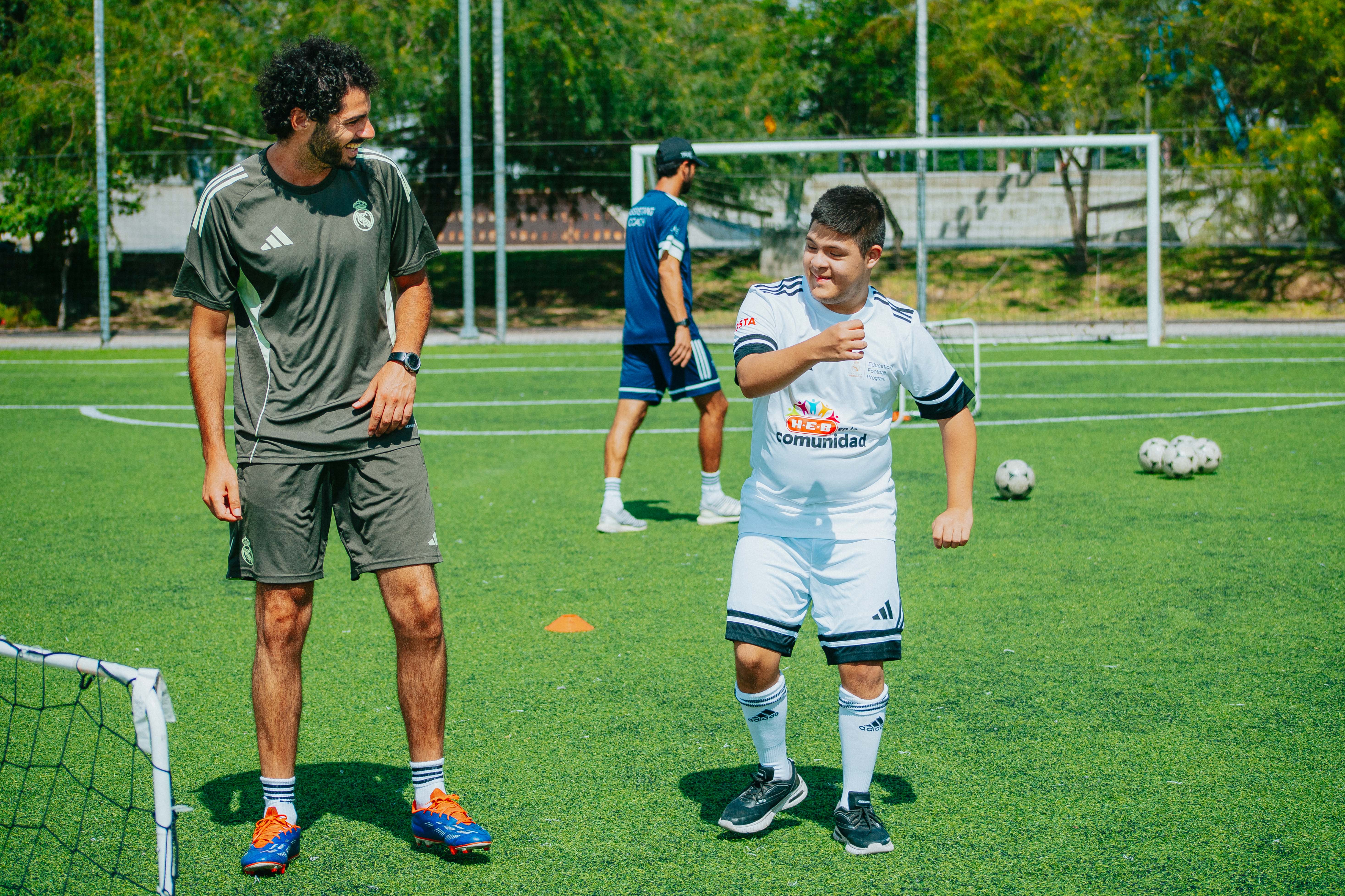 Entrega de Uniformes para nuestros niños y jóvenes con discapacidad intelectual — foto 4