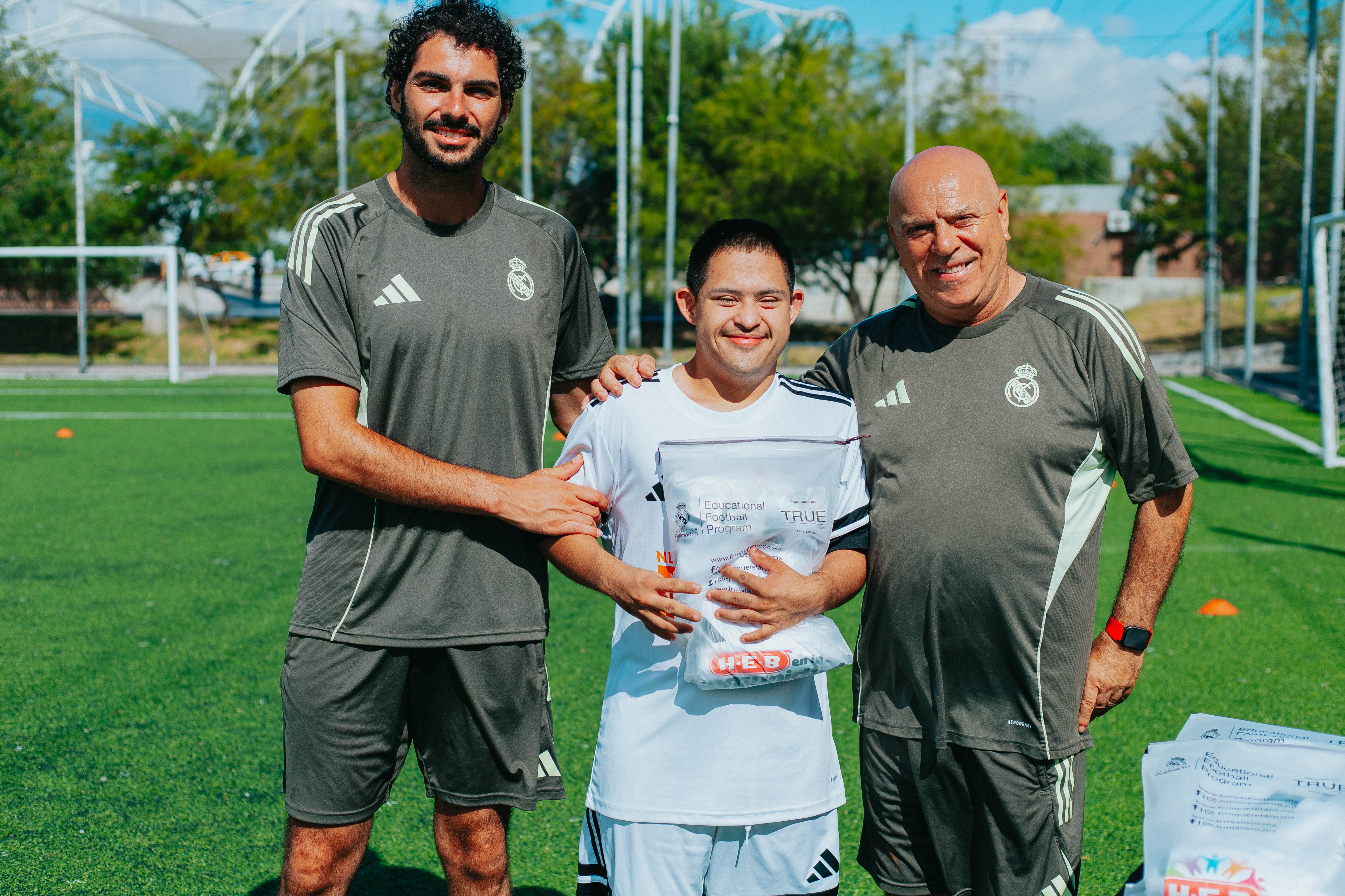 Entrega de Uniformes para nuestros niños y jóvenes con discapacidad intelectual — foto 10