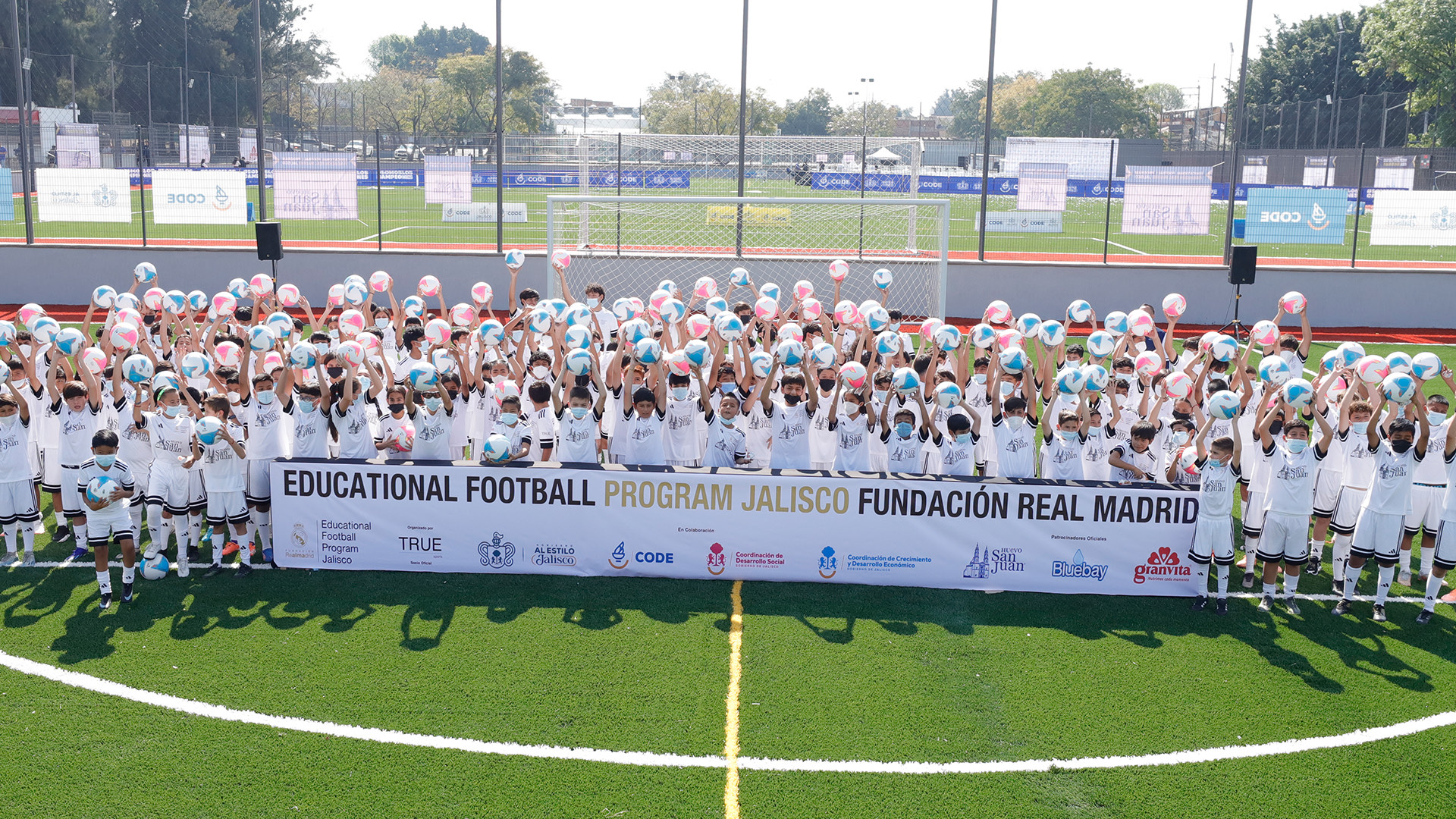 Jugadores del Educational Football Program Jalisco con balones