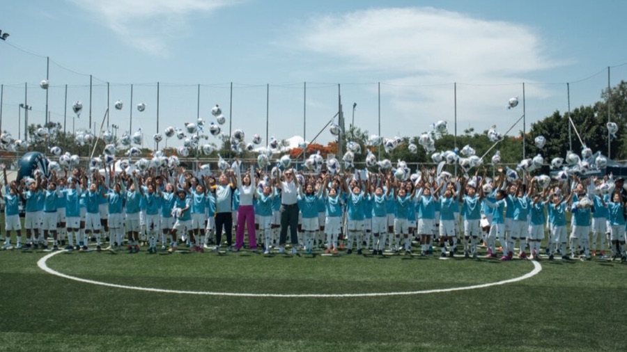 Plaza de Armas: Ciudad Maderas festeja a los niños del Educational Football Program en Querétaro