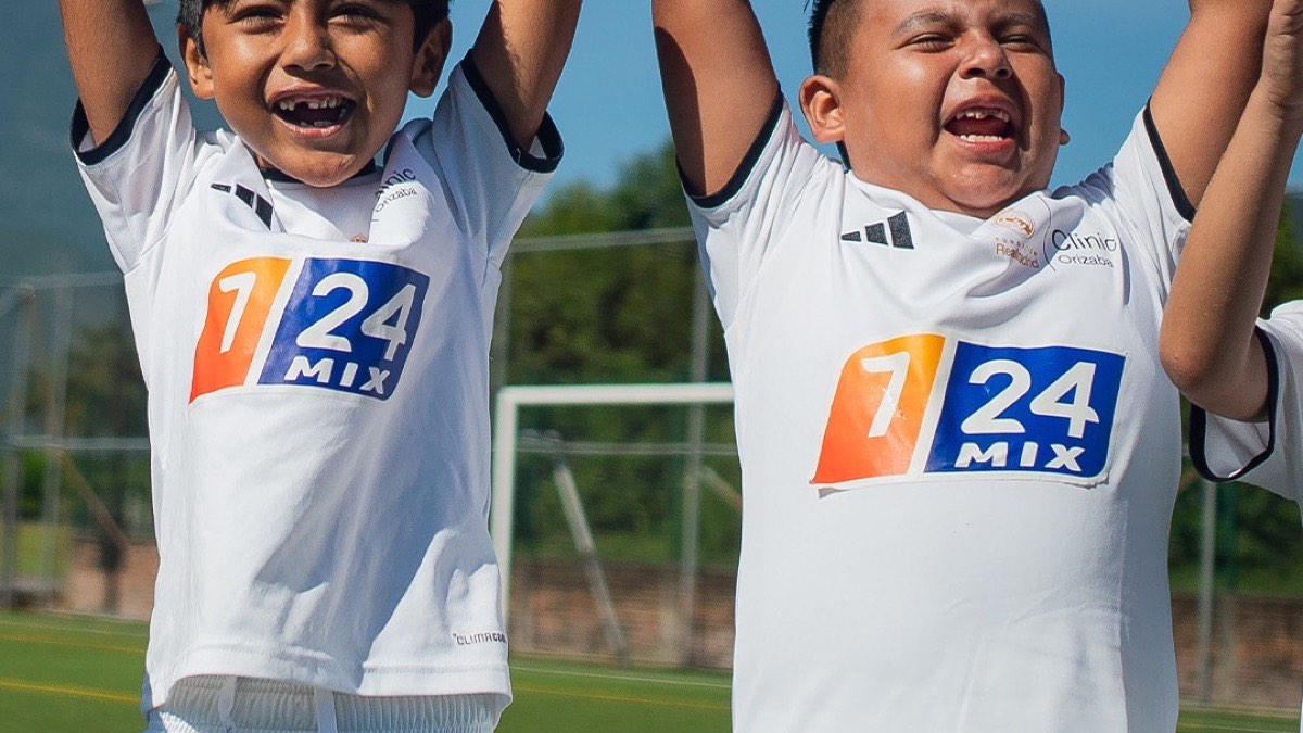 Fundación Real Madrid: dos niños celebrando en la cancha durante el Clinic de Verano en Torreón y Orizaba