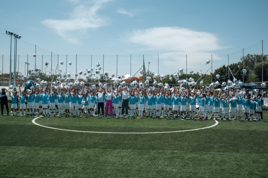 Noticias de Querétaro: Ciudad Maderas festeja a los niños del Educational Football Program en Querétaro