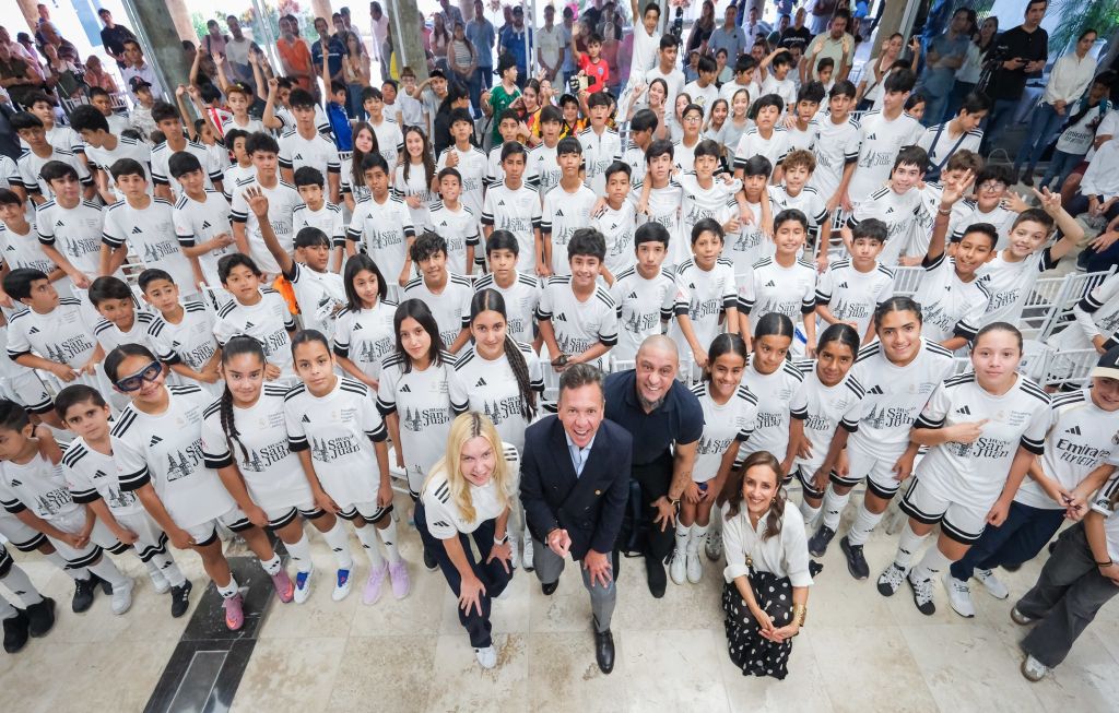 Notisistema: Roberto Carlos convive con niños del Educational Football Program de la Fundación Real Madrid